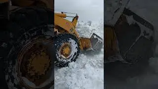 Чистим двор от снега, откапываем газель.