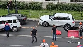 В Самаре вытащили машину из ямы на новом асфальте на улице  Куйбышева.