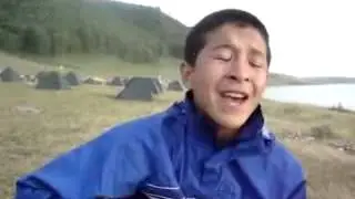 Талантливый парень играет на гитаре
