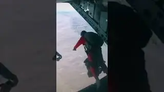 военные прыгают с парашютом