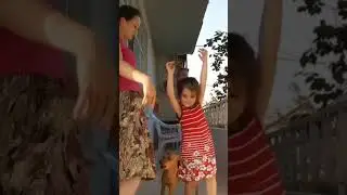 Дочка учит маму танцевать 😅🙏