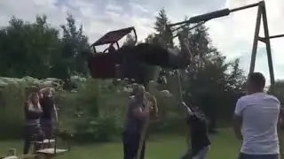 чувак вылетел с качели и впечатался в забор