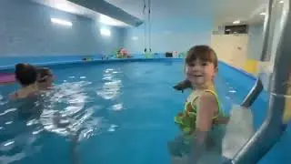 Томочка и Софийка в бассейне