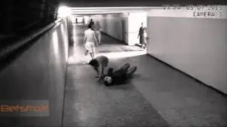 девушка избила парня