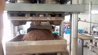 How does pallet making machine work?