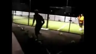 Ostion contra el cristal del padel