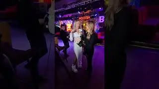 Певица Лёля Хаммер даёт интервью телеканалу ММТВ