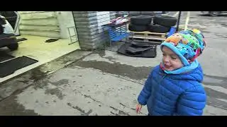 Витя помогает папе мыть Хендай