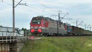 Электровоз 2ЭС4к-109 и тепловоз ТЭМ2-2246 с грузовым