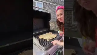 GRILLED PIZZA🍕You have to try this easy summer recipe!! 