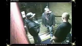ОХРАННИК ВЫРУБИЛ ПОСЕТИТЕЛЯ!