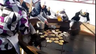 Масленица в Туле: блины на огромной сковородке