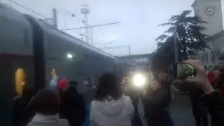 Прибытие  двухэтажного поезда номер 27 Москва - Симферополь на   станцию Симферополь
