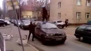 Бабушка топчет джип