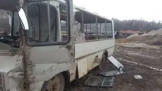 разбитый автобус