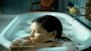 Sexy FAIL: Model wears bra in the bath!