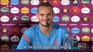 Het Nederlands elftal vertrekt naar Charkov voor wedstrijd Nederland - Duitsland [12-6-2012]