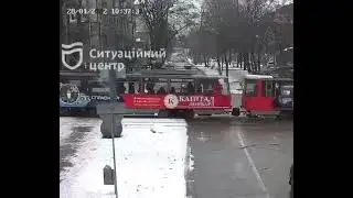 Трамвай сбил женщину на проспекте Яворницкого