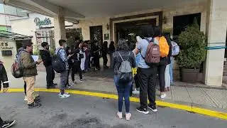 Los fanaticos de The Ramsus esperan al grupo en el Hotel Real Plaza