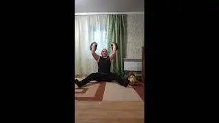 Жим гирь по 32 кг сидя на полу(12 повторений)