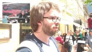 Алексей Соломин берёт интервью на Тверской улице 12 июня 2017