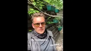 Милош Бикович с девушками. 