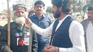 پورے پاکستان میں پی ٹی آئی کا جھنڈا لے کر گھومنے والا بزرگ||سینے کو عمران خان کی تصویروں سے سجا رکھا