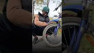 Чёрный русский сел на велосипед 
