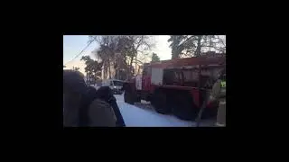 В Кемерове полыхающий жилой дом тушили 34 человека