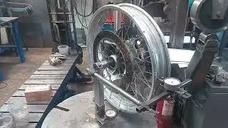 Обслуживание спицованного колеса BMW