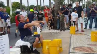 Street Performer Entertains Audience (Galaxy Note 5 Video 4K)