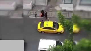 Taksici, doğum yapmak üzere olan kadını aracından attı