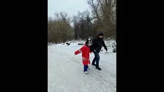 Дочь и папа впереди ...