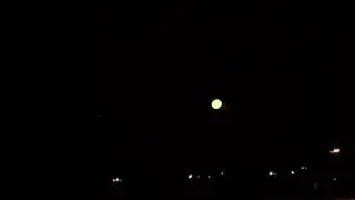 Луна золотистого цвета
