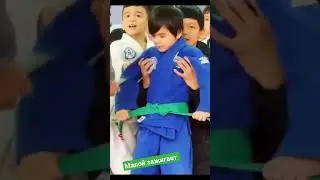 малой зажигает. 