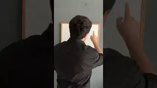 Tahtaya vurarak ders anlatan öğretmen