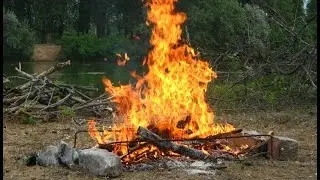 Послушайте звуки костра в лесу. Позвольте себе расслабиться.
