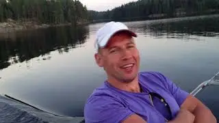 На катере на буксире везём рыбака
