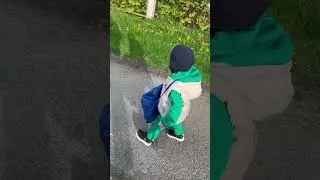 Никита помощник/ Nikita helps carry bag 
