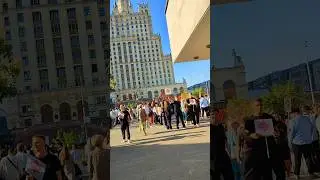 Так встречают первокурсников у метро 2 сентября