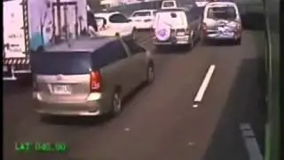 Автобус без тормозов собрал кучу машин