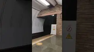 Поезд метро выезжает с туннеля. 