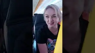 Это надо видеть,Алиса первый раз летит в самолёте ,полет в Испанию на отдых