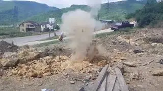 взрыв камня