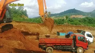 Skill operator Excavator Mengisi Mobil Dump Truk Di Atas Gunung