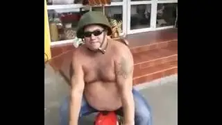 Мотоприкол. Огромный мужик на мокике.