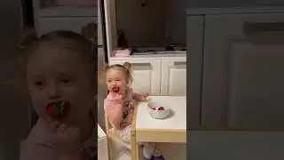 Яся и клубника)) дурачится скорее 2,2