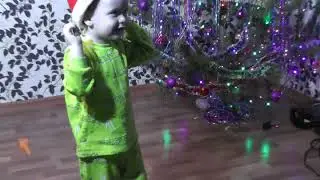 A Christmas tree was born in the forest. Piano.