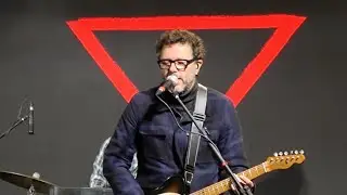 Duca Leindecker cantando em Nova Veneza.