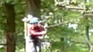 lazy nick  schummelt in Kletterpark ( Überspingt Hänge Stöcke )